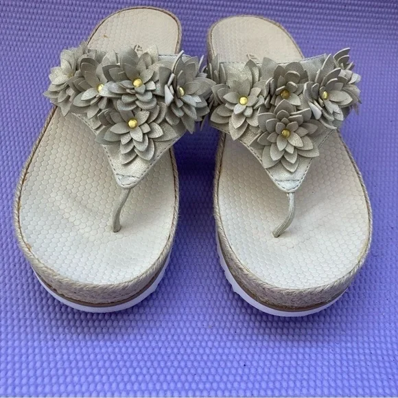 Cliffs White Mountain Estella Platform Thong Sandals Size 8M Metallic Floral - Picture 2 of 9